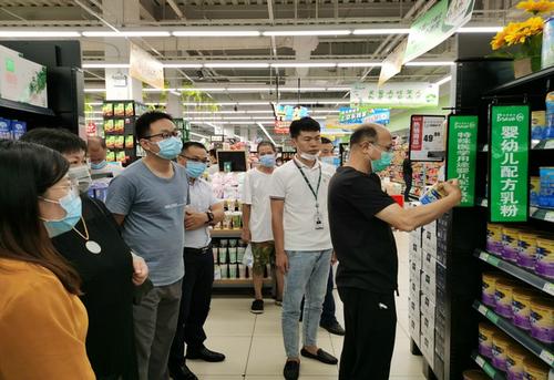 培训会参与人员现场走访永辉超市门店特殊食品销售专区专柜