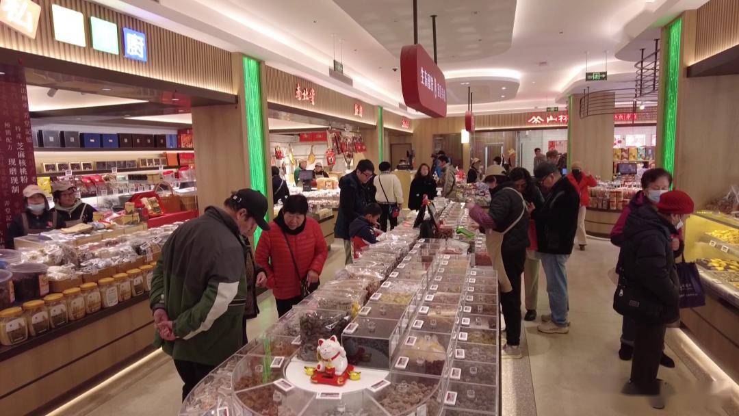 阳光明媚外出踏青,休闲食品销售火热_长春_市民_老字号